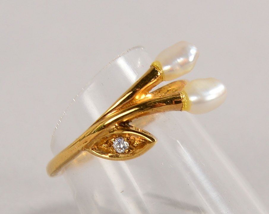 Ring, 585 GG (gest.), mit 2-fachem Perlenbesatz und kl. Diamant; RG 53, Gew. 3 g