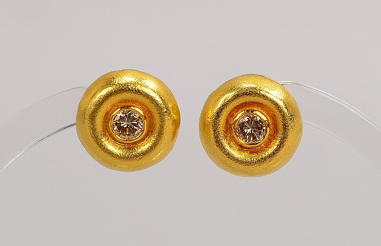 Paar Ohrstecker, 900 GG (gest.), jeweils mit Brill./ca. 0,20 ct; Ø 1,20 cm, Gew. 7,10 g