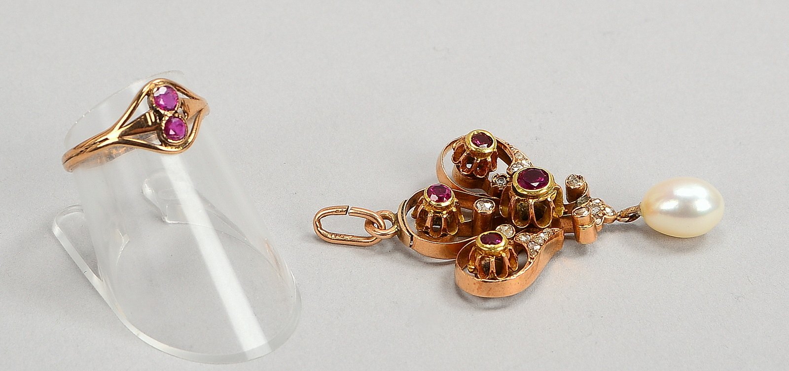 750 RG-Anh. mit Diam., Rubinen und Perle; und 750 RG-Ring mit 2x Rub.; Gew. 8,20 g