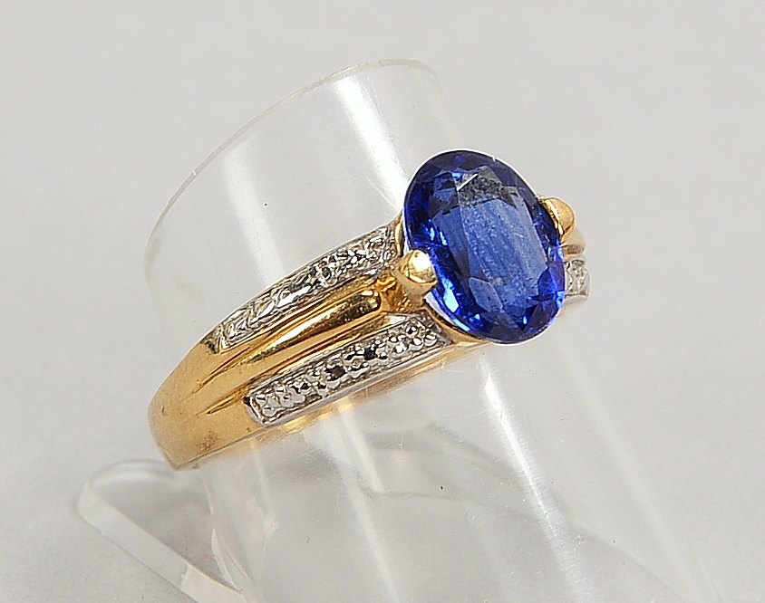Ring, 375 GG (gest.), mit einzelnem ovalem Kyanit; RG 57/58, Gew. 3,40 g