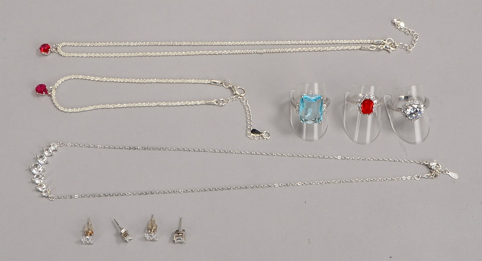 Silberschmuck: 2x 3-tlg. Sets (1x Zirkonbesatz/1x roter Stein), Ring und Ohrstecker