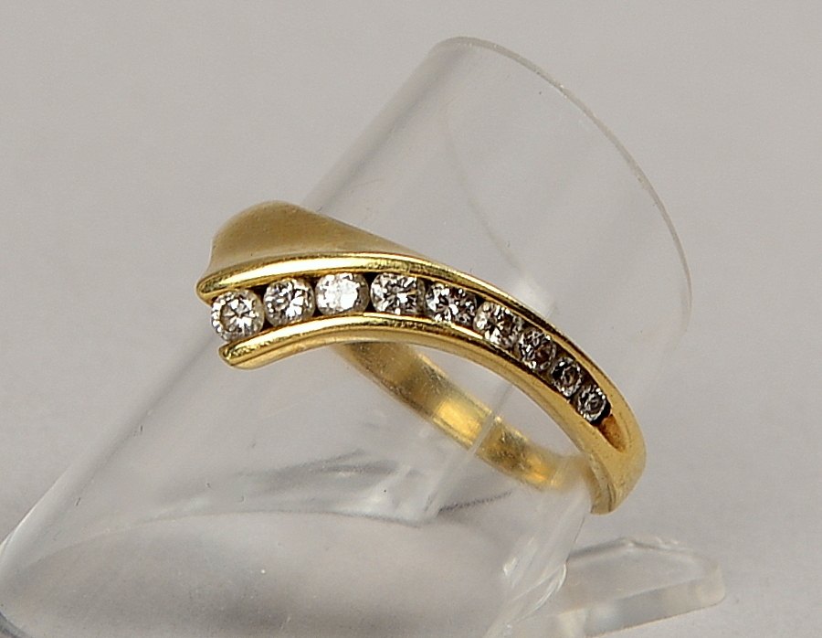 Ring, 585 GG (gest.), besetzt mit 9x kl. Brillanten, Steine verlaufend; RG 57, Gew. 3,30 g