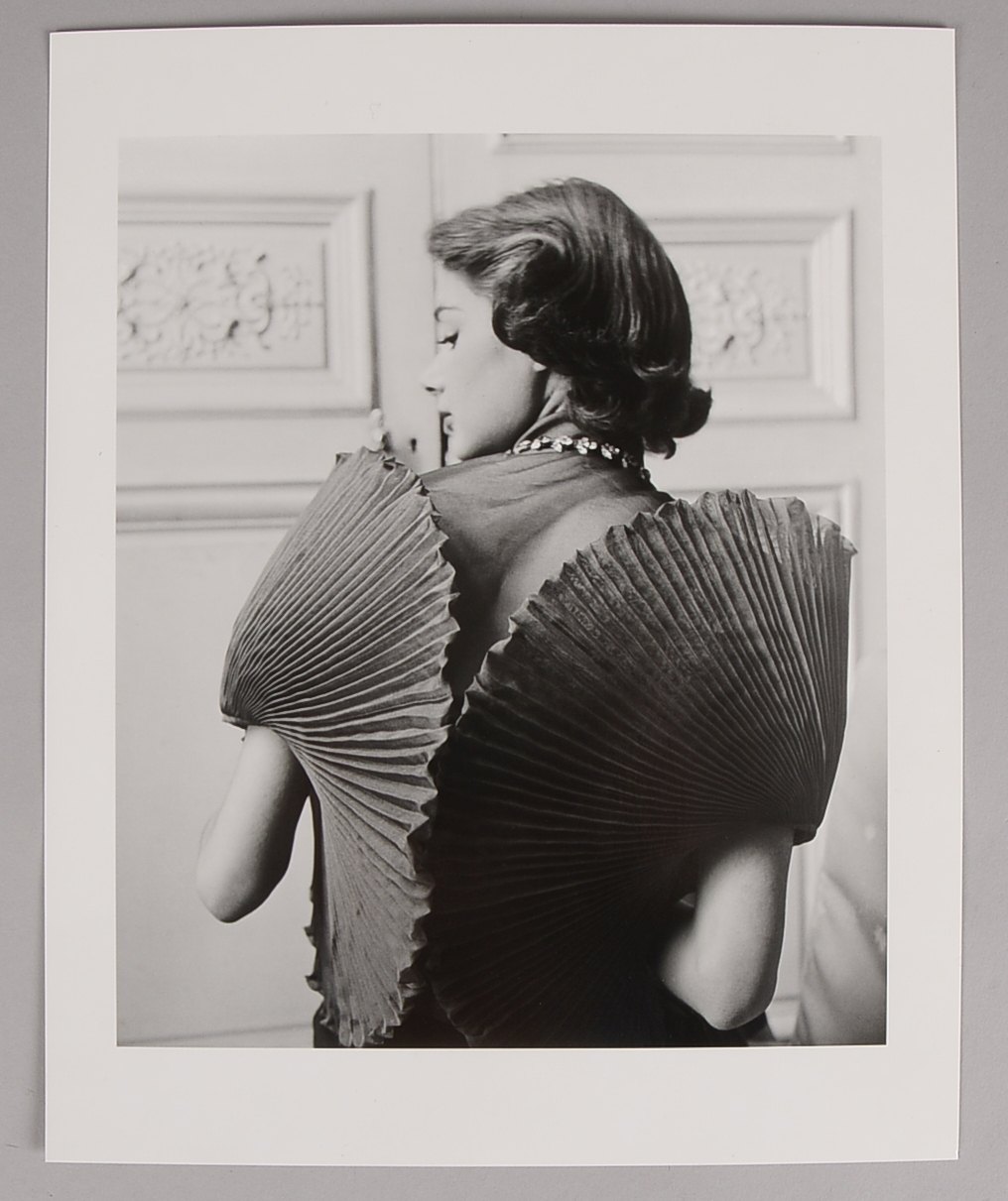 Relang, R., Modefotografie Paris 1951 (Slg. Münchner Stadtmuseum); Maße 30 x 24 cm