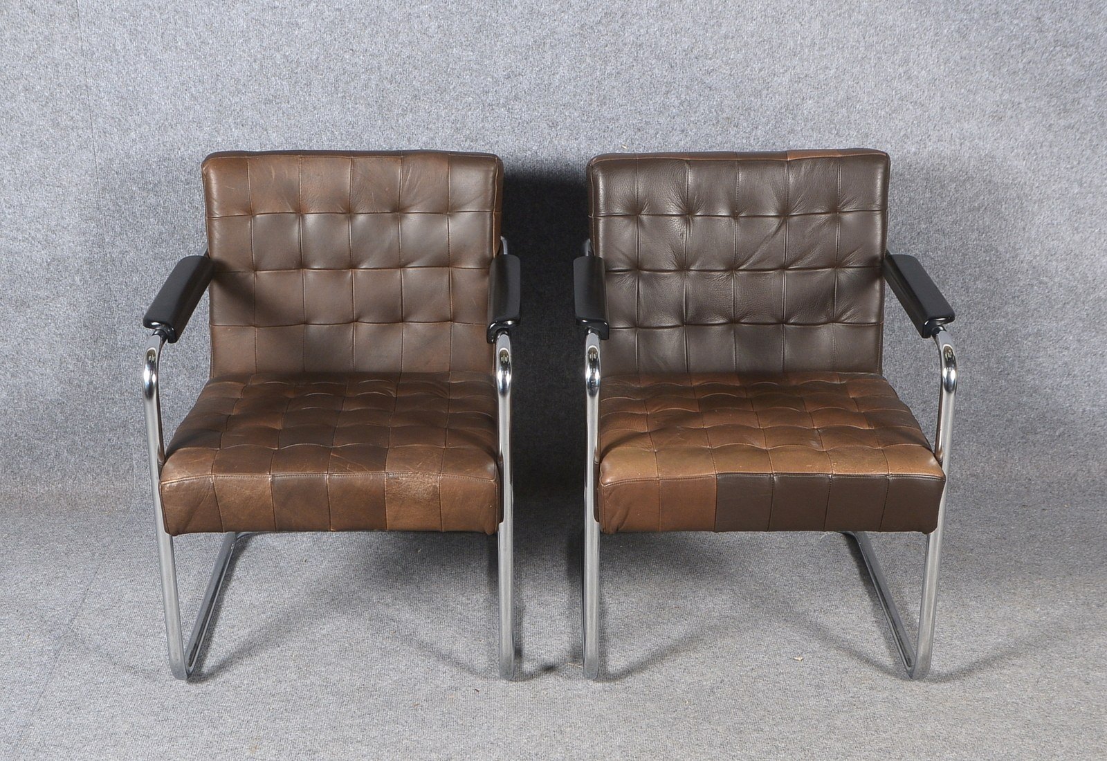 2 Freischwinger, Chrom-Stahlrohr/Buchenholz, braunes Leder; Lehnhöhe 78 cm