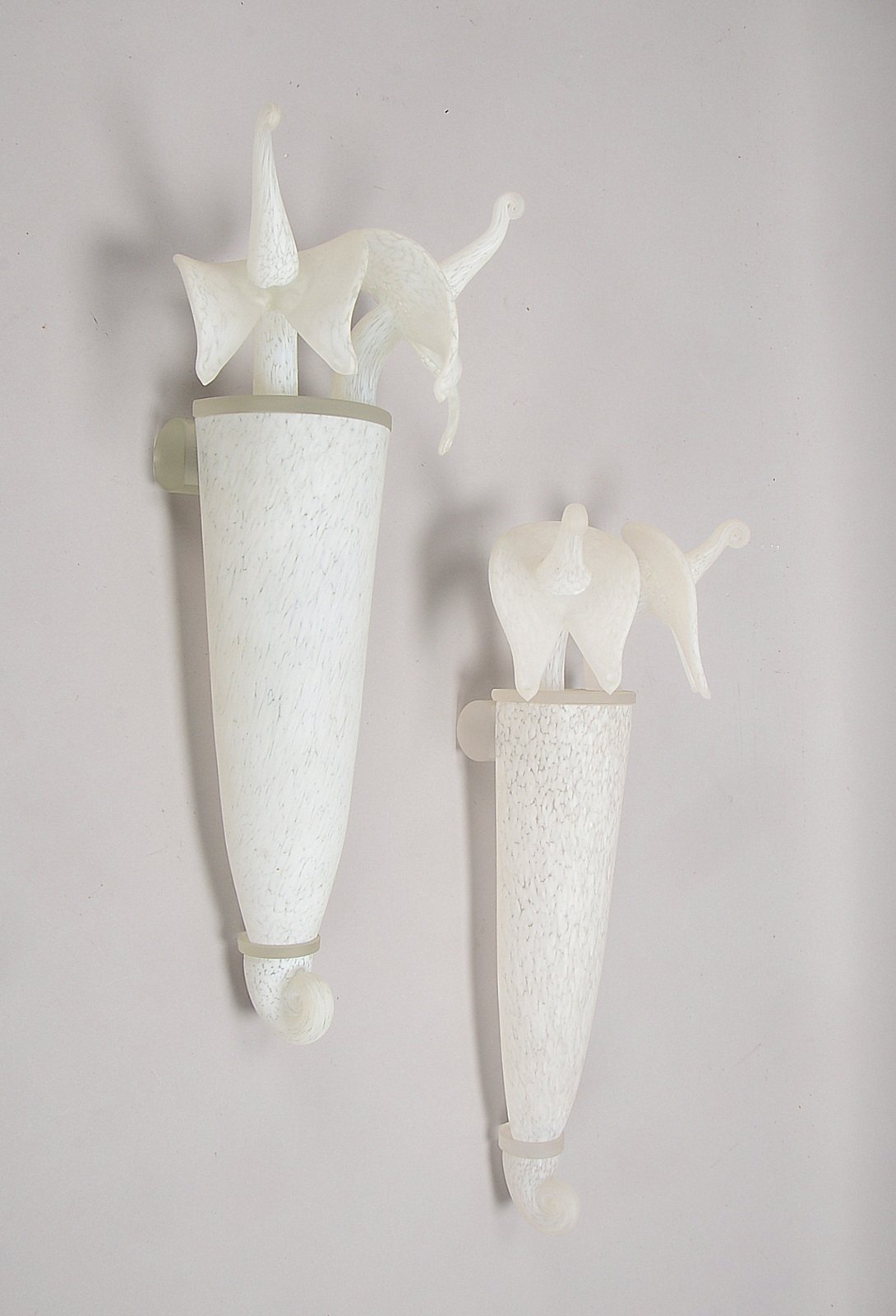 Paar Wandleuchten, Künstlerglas-Schirme, Entwurf: S. Borowski; Länge 47 cm