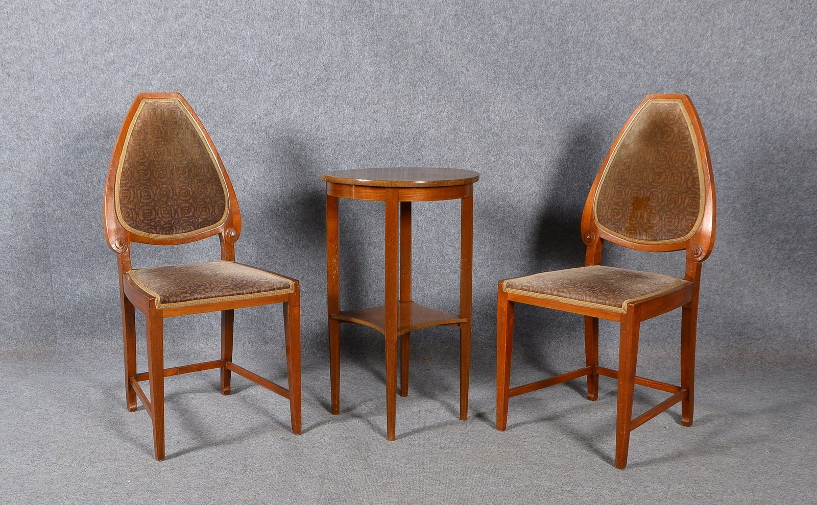 2 Stühle, Nussbaum, orig. Samtbezug, Lehnhöhe 95 cm; Beistelltisch, rund, Ø 45 cm