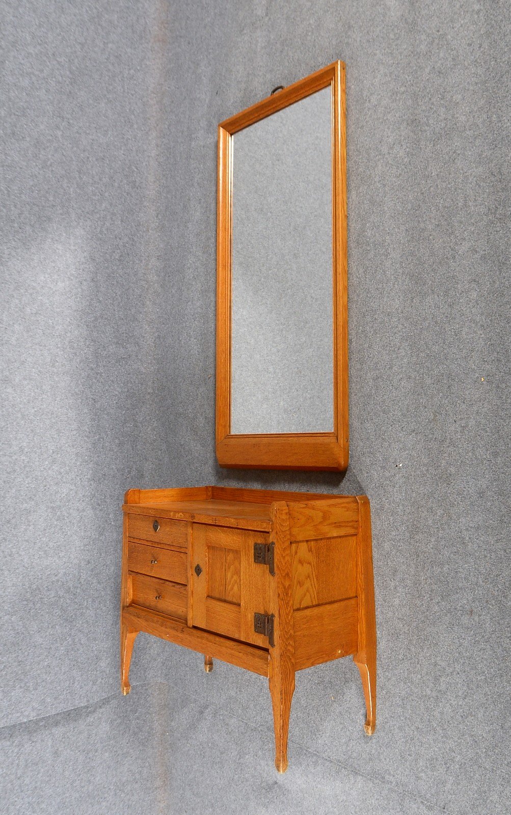 Dresden-Hellerau (um 1908), Wandspiegel mit Unterschrank, Ent. R. Riemerschmid