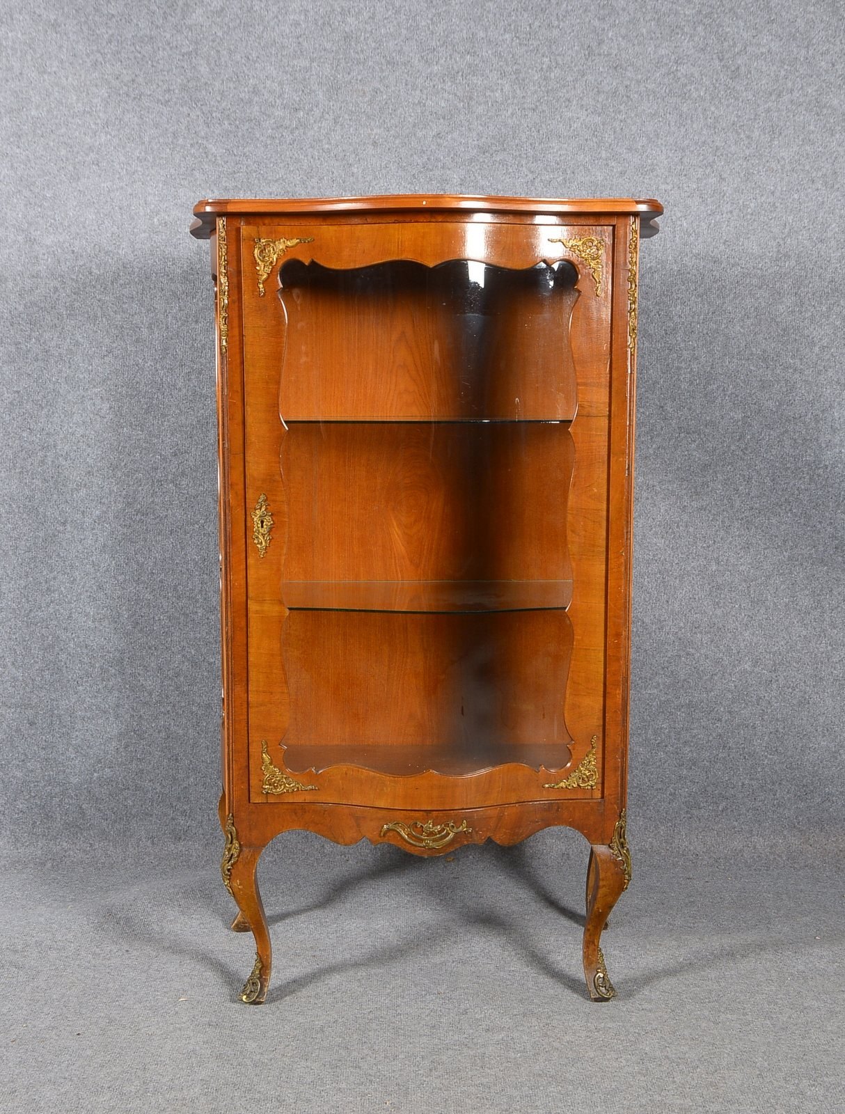 Vitrine, Nussbaum, 3-s. gewalztes Glas, 2x Glasböden, Bronze-Appl.; Höhe 130 cm