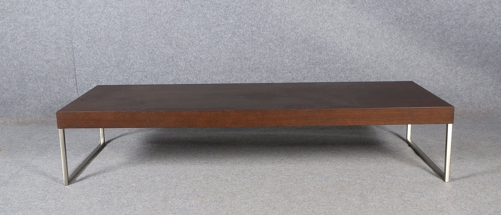 Couchtisch, rechteckige Holzplatte auf Chromfüßen; Höhe 37 cm, Maße 180 x 60 cm