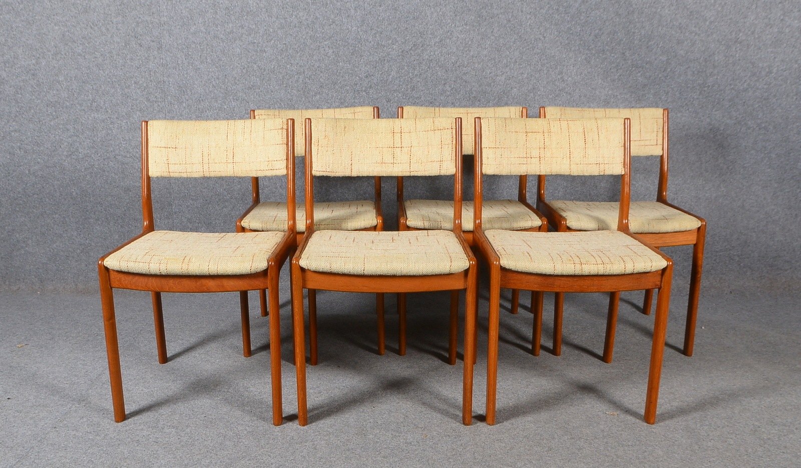 6 Stühle (Dänemark), Teakholz, mit Stoffbezug; Lehnhöhe 77 cm, Sitzhöhe 45 cm