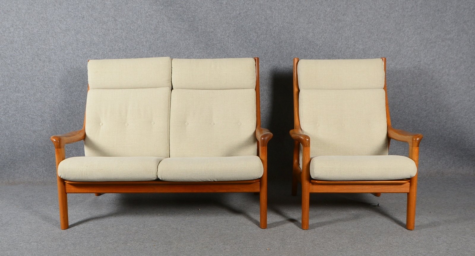 Sofa und Armlehnsessel, Teakholz/Polster, Entwurf: G. Thams; Breite 132 cm/72 cm