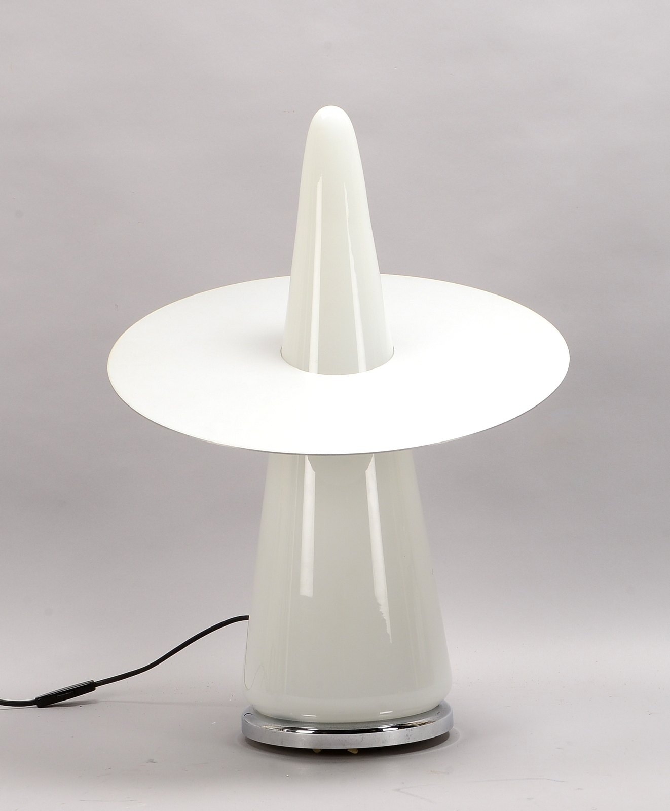 Vereinigte Werkst., Tischleuchte, Milchglas/Alu, Entwurf: D. Silvestrin; Höhe 60 cm