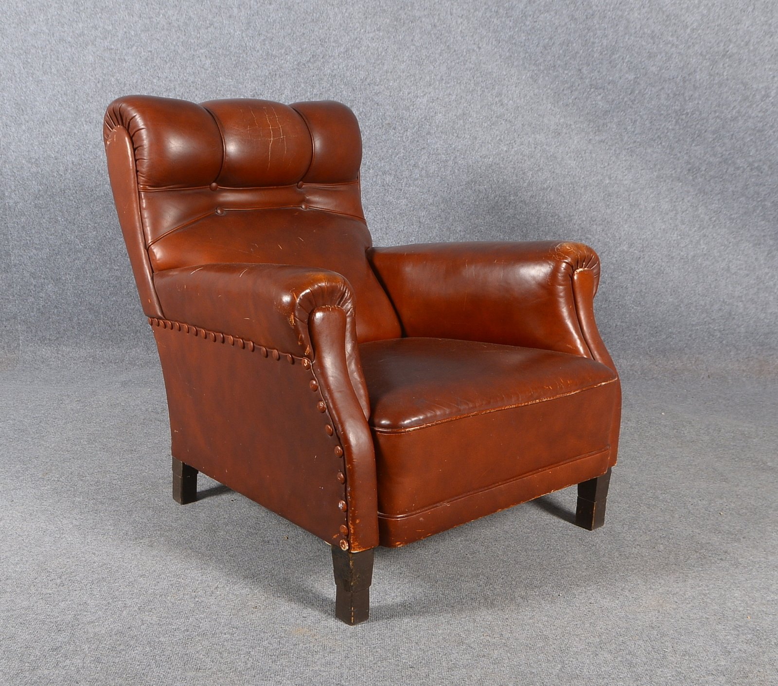 Alter Ateliersessel, braunes Leder; Lehnhöhe 88 cm (mit einigen Gebrauchsspuren)