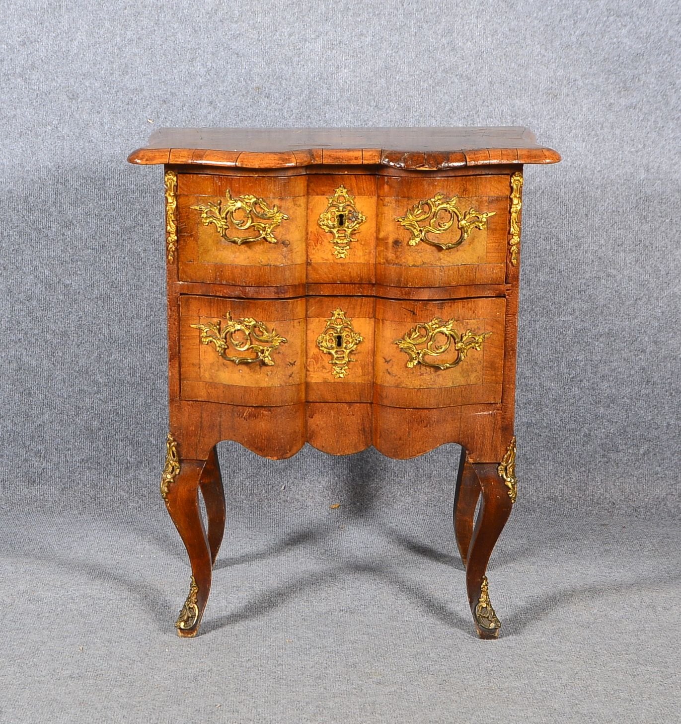 Kommode, Nussbaum furn., 2-schübig, geschw. Front/Beine, Bronze-Appl.; Höhe 75 cm