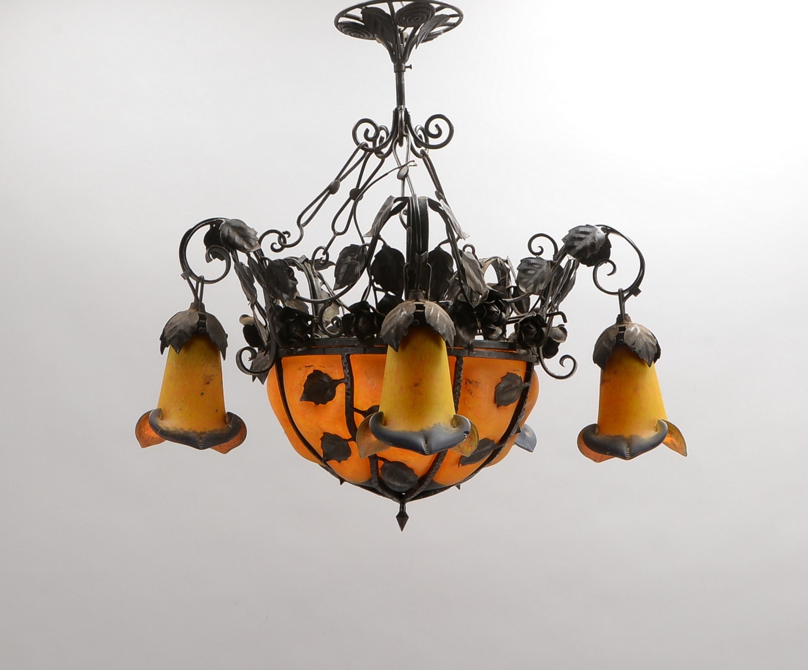Deckenleuchter, 6-fl., schmiedeeisern/mit Blatt-Appl., Glasschirme mit Einschm.
