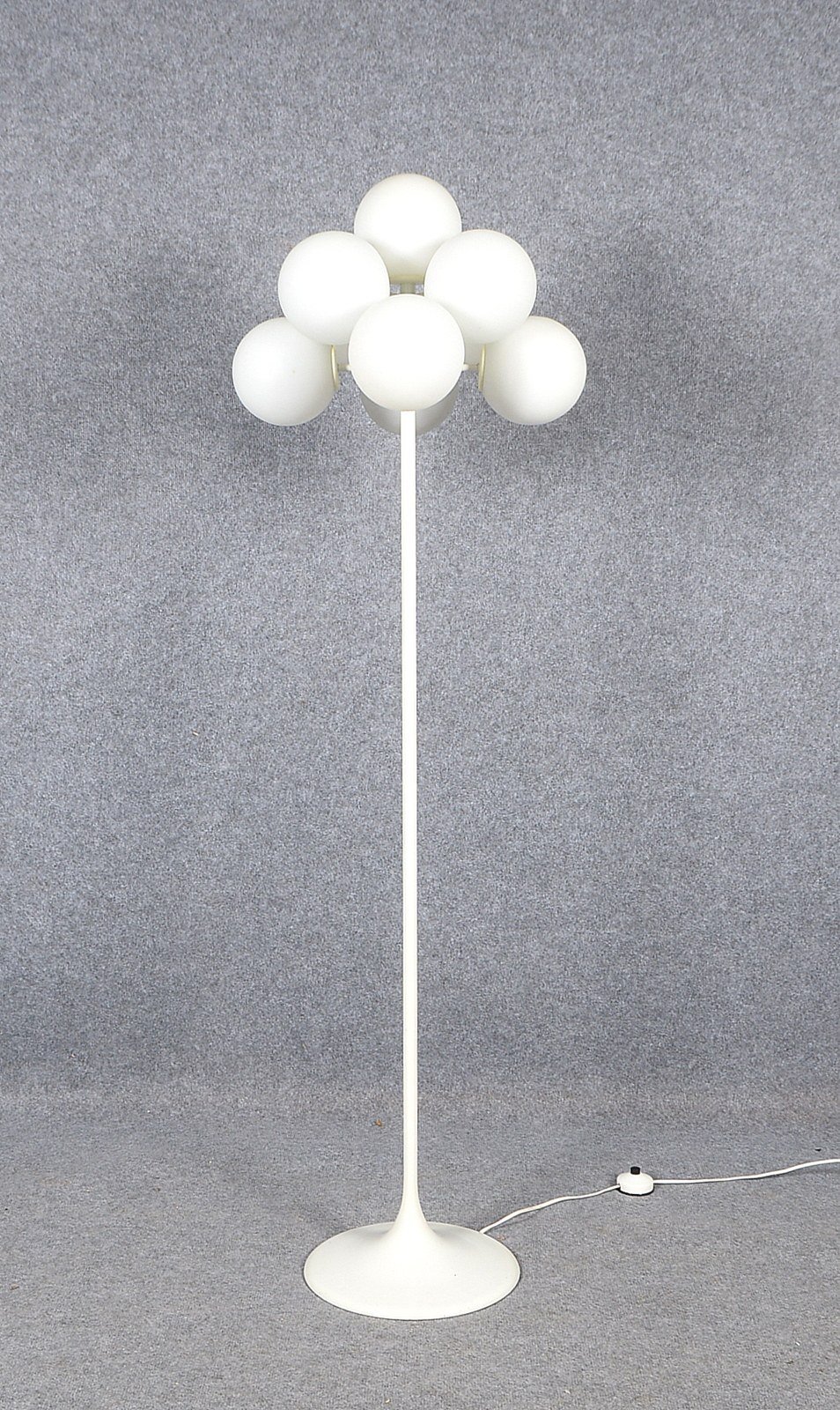 Temde-Stehleuchte, 9-fl., 'Sputnik-2070', Milchglas-Kugeln/Tulpenfuß, Entw. E.R. Nele (Bode)