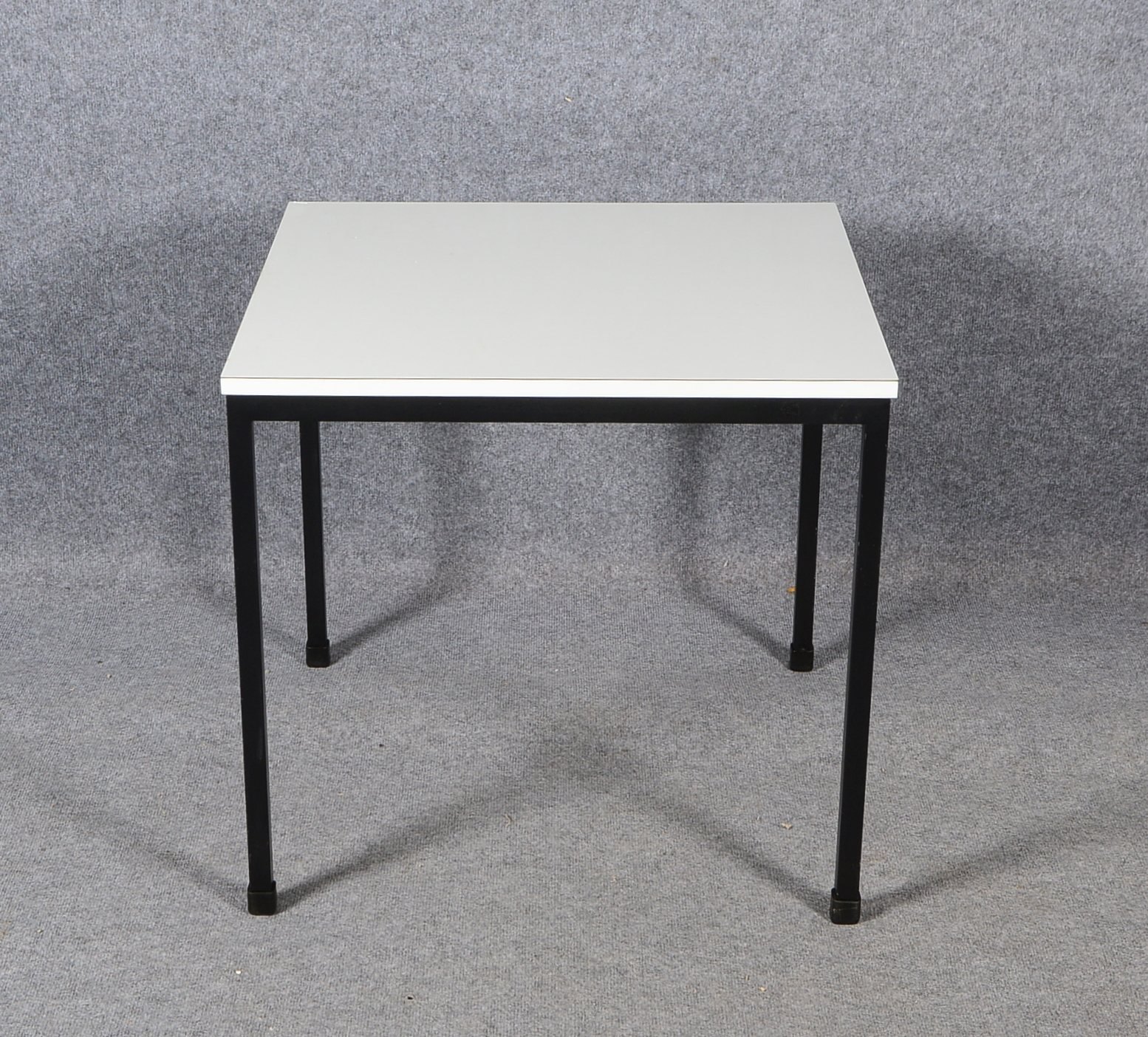 Thonet, Beistelltisch, Stahlrohr und Resopal/Holz; Maße 70 x 70 x 65 cm