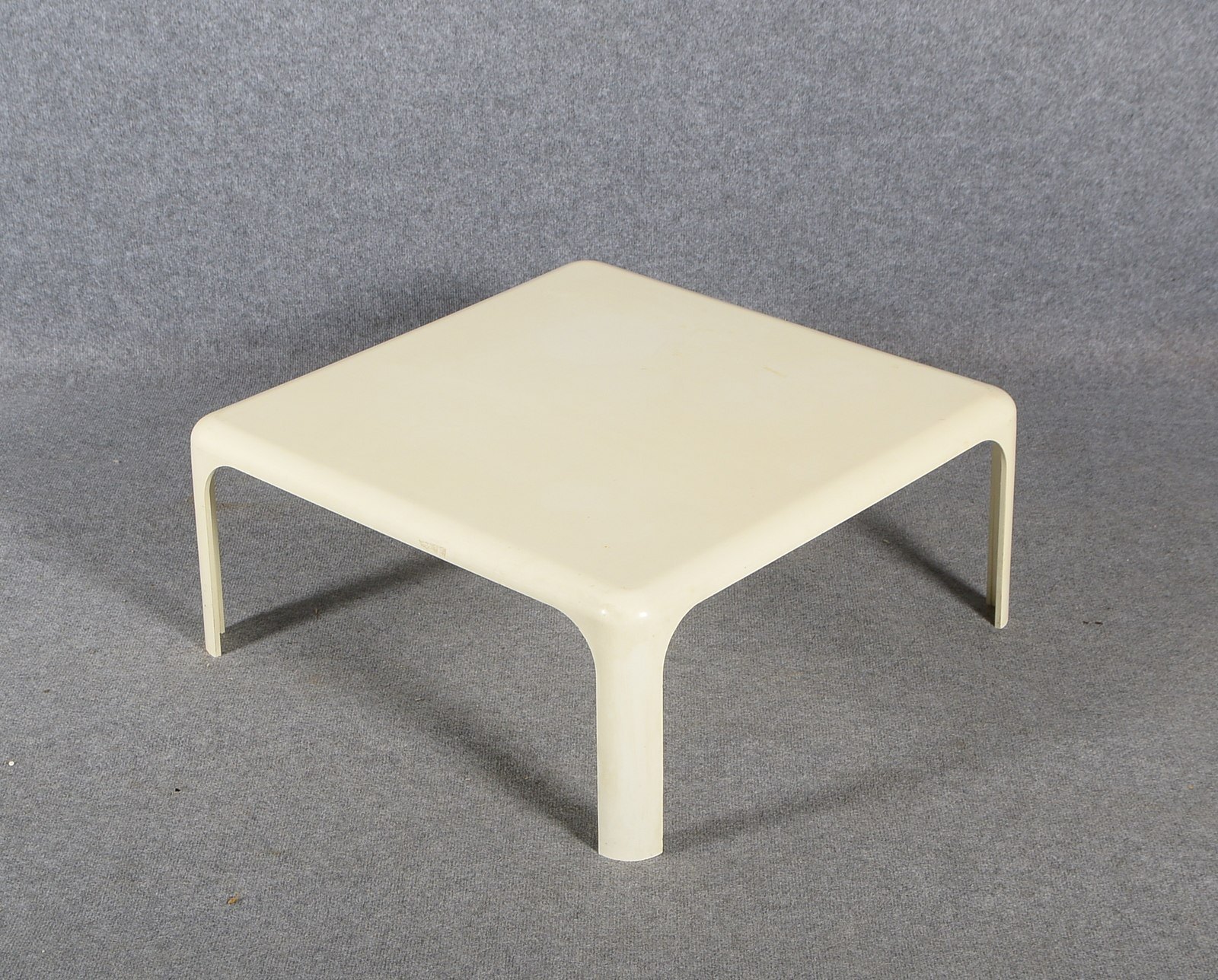 Studio Artemide, Beistelltisch, Demetrio 70, Entwurf: V. Magistretti; Maße 70 x 70 x 30 cm