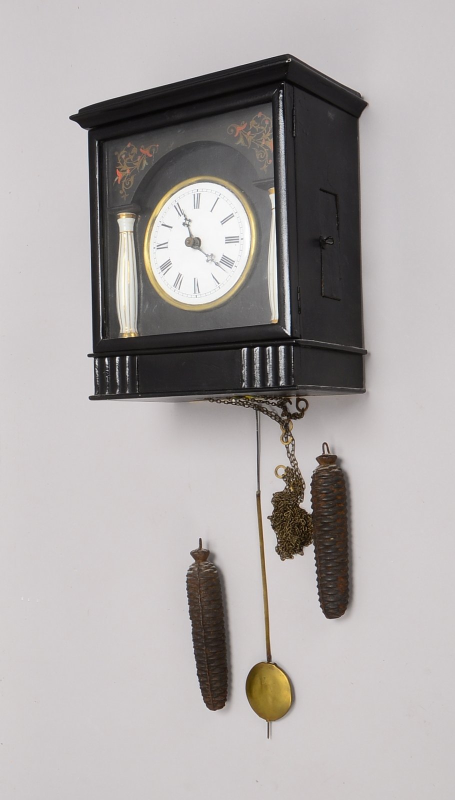 Kastenuhr, Werk mit Pendel und Zapfen, Holzgehäuse, Emaille-Ziffernblatt; Höhe 28 cm