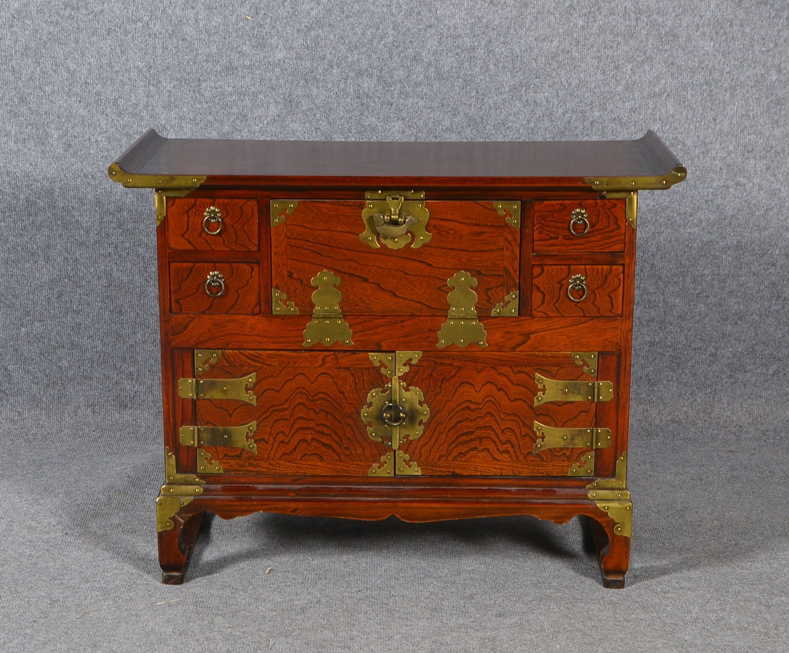 Kl. Kommode (im chin. Stil), 3-türig/4-schübig, mit Messingbeschl.; Maße 60 x 75 x 32 cm
