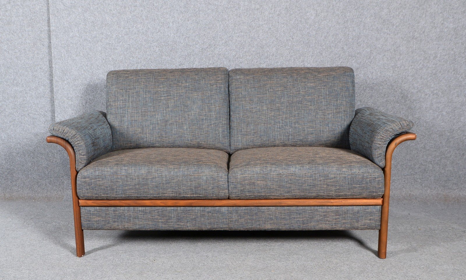 Designer-Sofa, massiver Holzrahmen, gepolstert/grau-bl. Stoffbezug, feste Kissen
