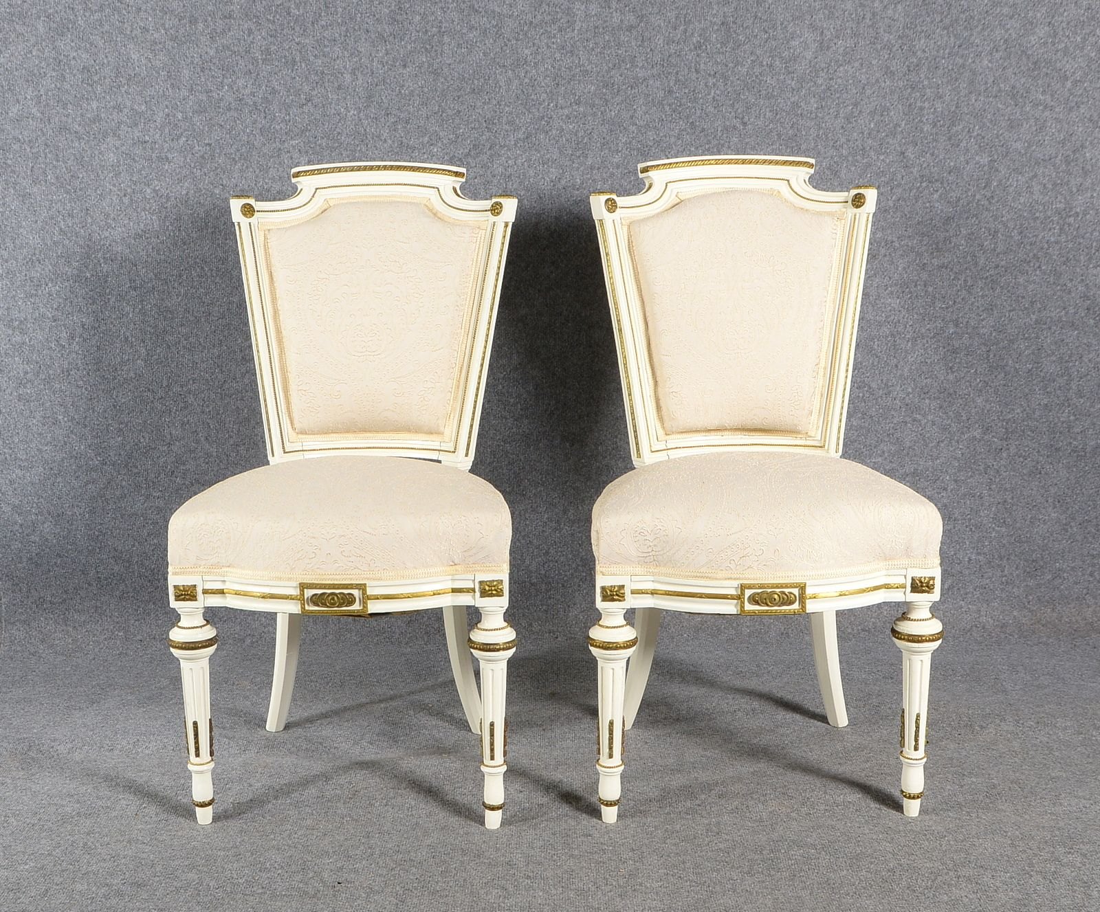 2 Louis XVI-Stühle, Eiche weiß gef., Ornamente/Messing-Appl., ital. Damastbezug