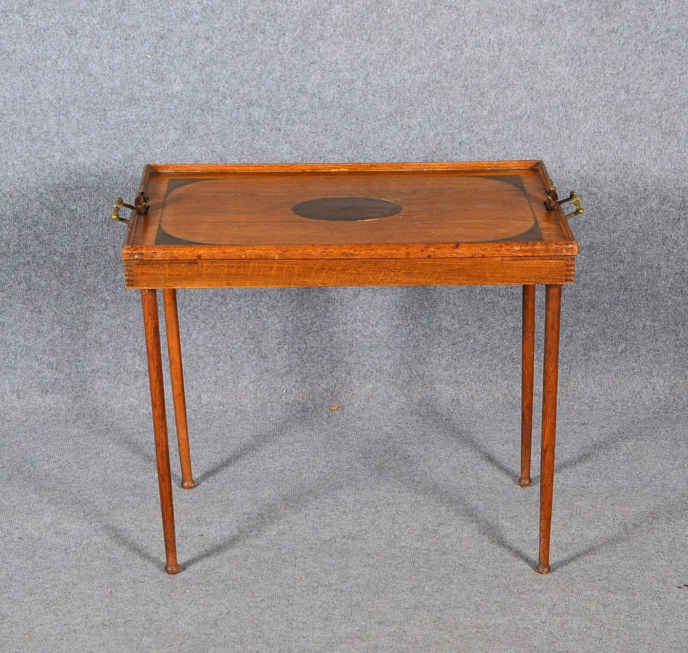 Captain's Table, Nussbaum/Kupferblech, Beine ausklappbar; Maße 60 x 70 x 44 cm