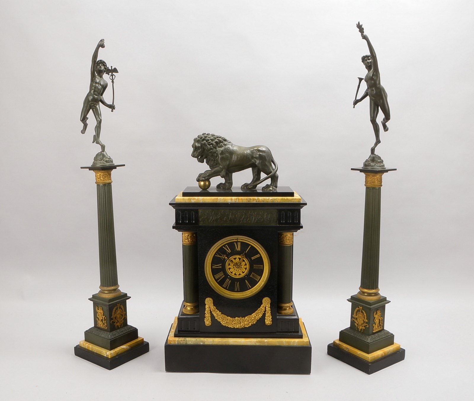 Frz. Prunkuhr, Marmorgeh., Bronze-Bekrönung/2x Beisteller (Hermes und Fortuna)