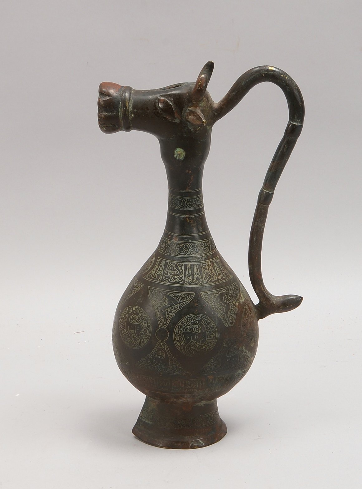 Figürl. Kanne (Persien), Bronze, figürl./ornament. Relief - mit Kufi-Schrift; Höhe 32 cm