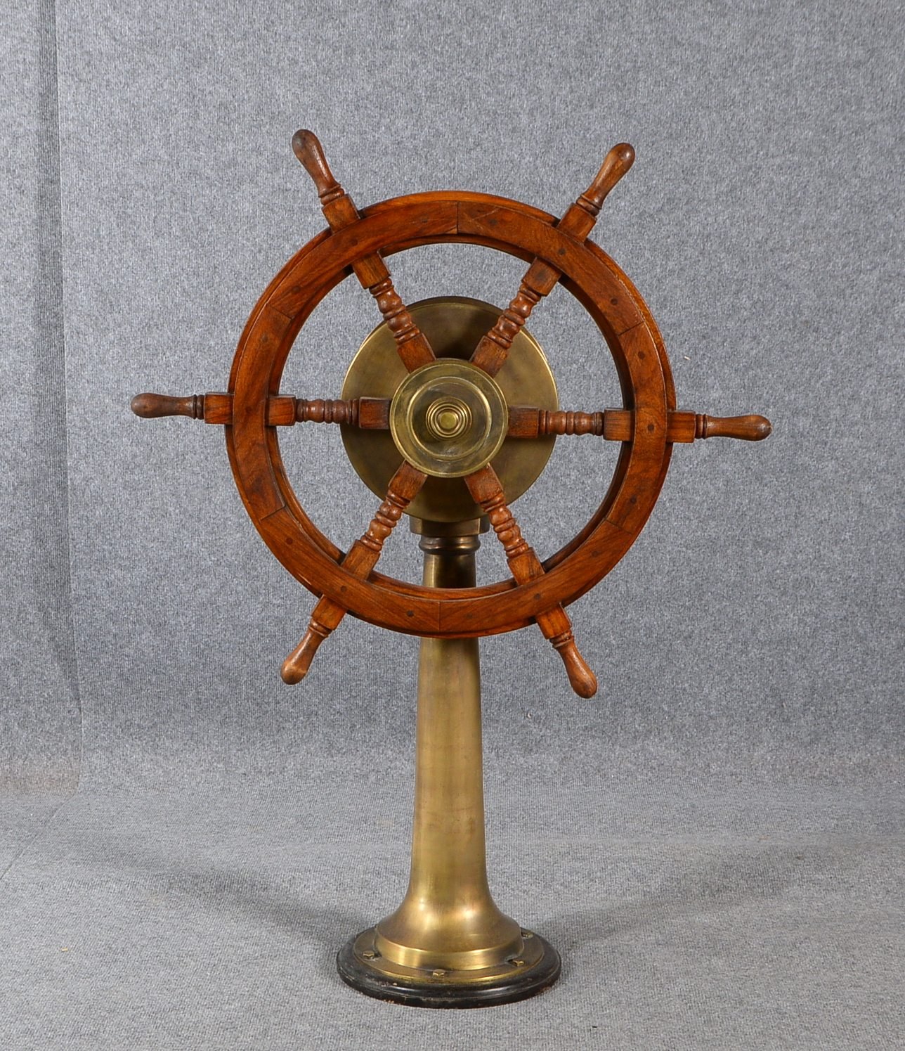 Schiffssteuerstand (Chadburns & Sons/Liverpool), Holzsteuerrad an Messingstand