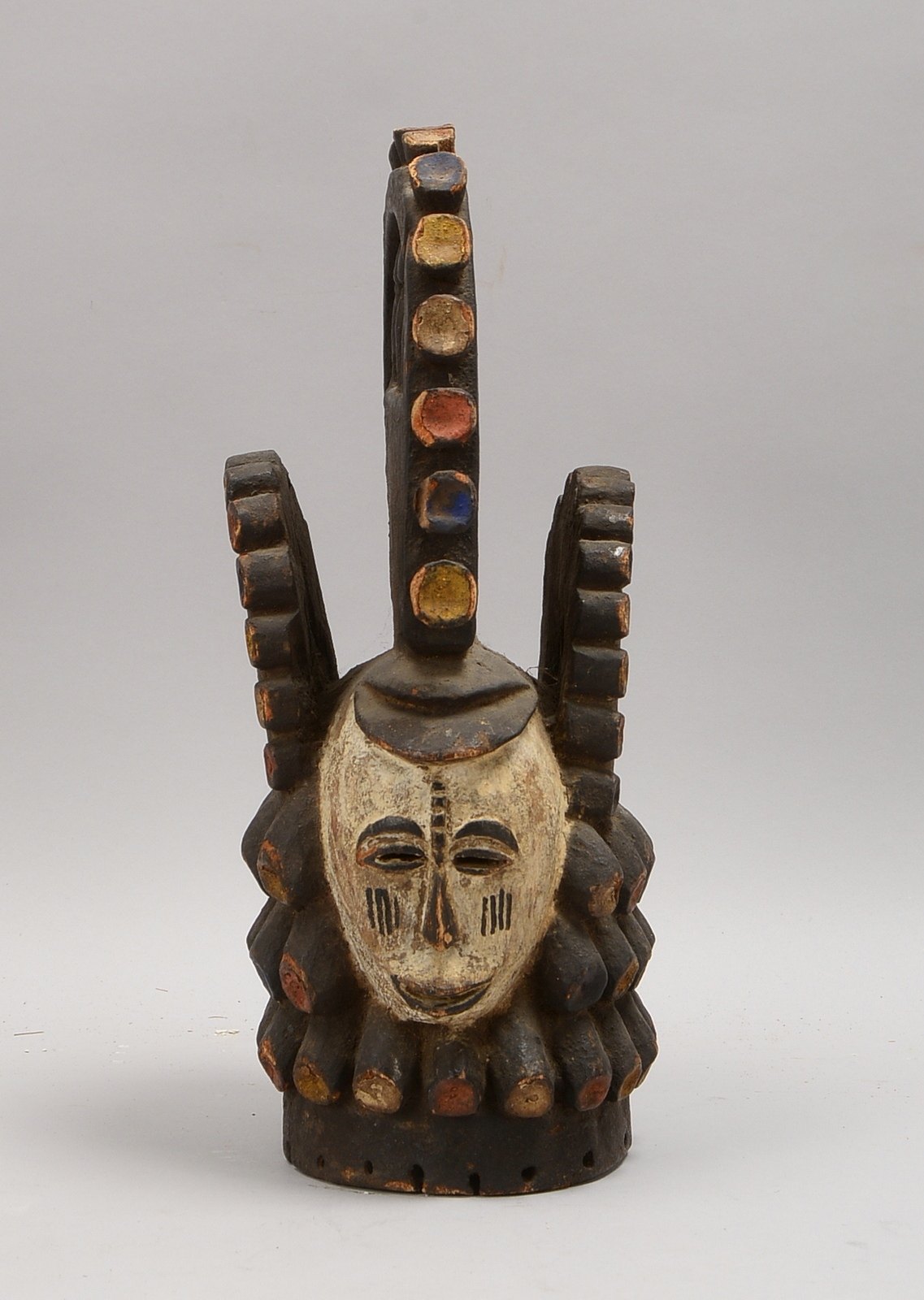 Ritualmaske (wohl Kamerun), Holz farbig gefasst; Länge 32,5 cm