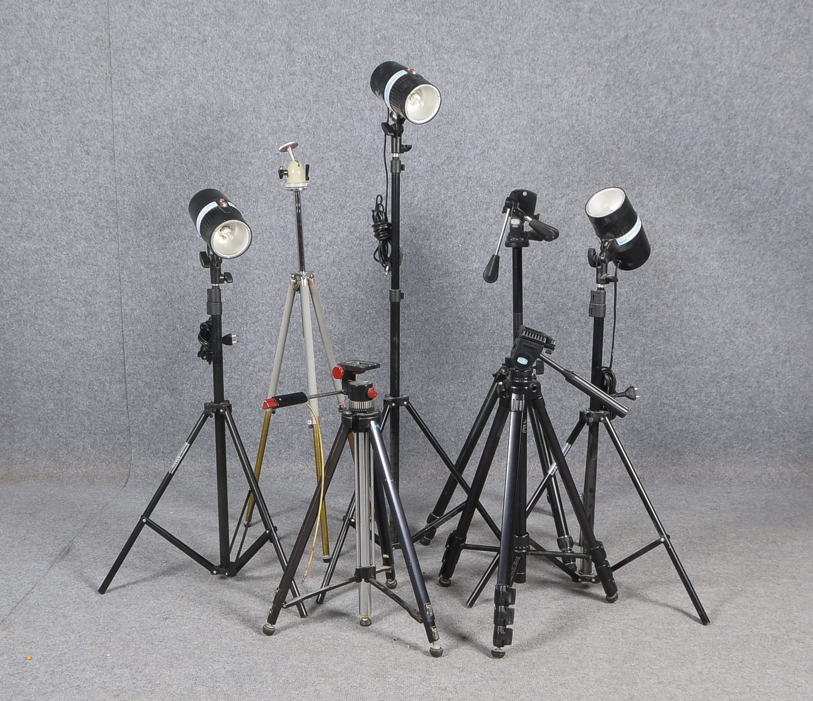 Fotostudio-Blitzlampen, Dörr Prolux 120 MR; und 7x Stative, versch. Ausf.
