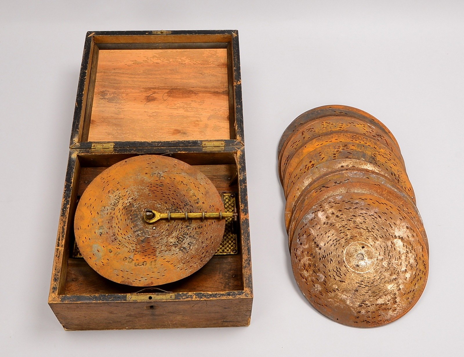 Kalliope, Lochplatten-Spielwerk, furn. Holz, mit 21 Platten; Maße 29,5 x 27,5 x 15,5 cm
