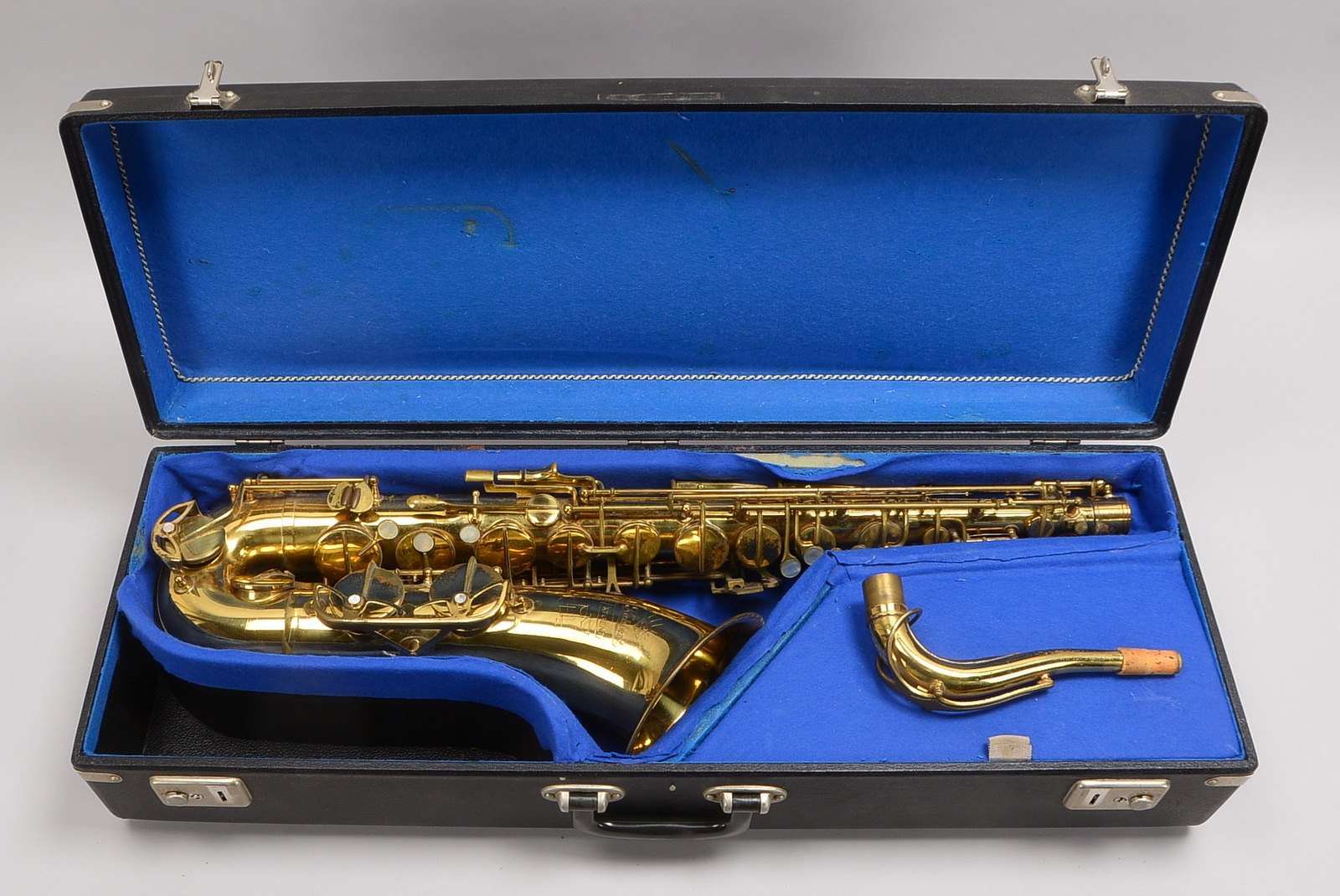 Tenorsaxofon, Kohlert Regent, mit Herzschoner, Halsgurt, im Koffer; Länge 80 cm