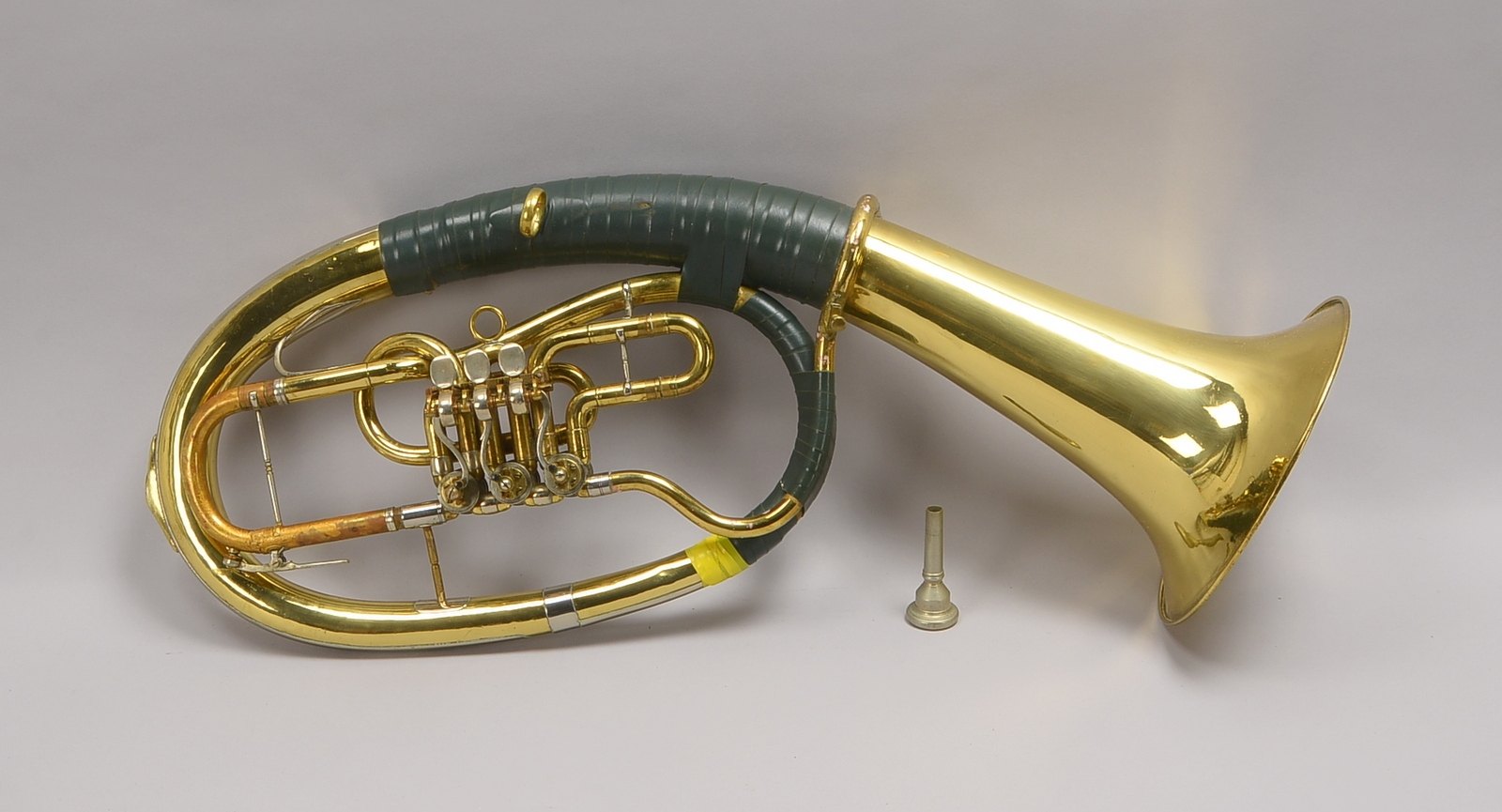 Tenorhorn, älter, mit Mundstück/Meister Hablowetz 21, in Tasche; Länge 81 cm