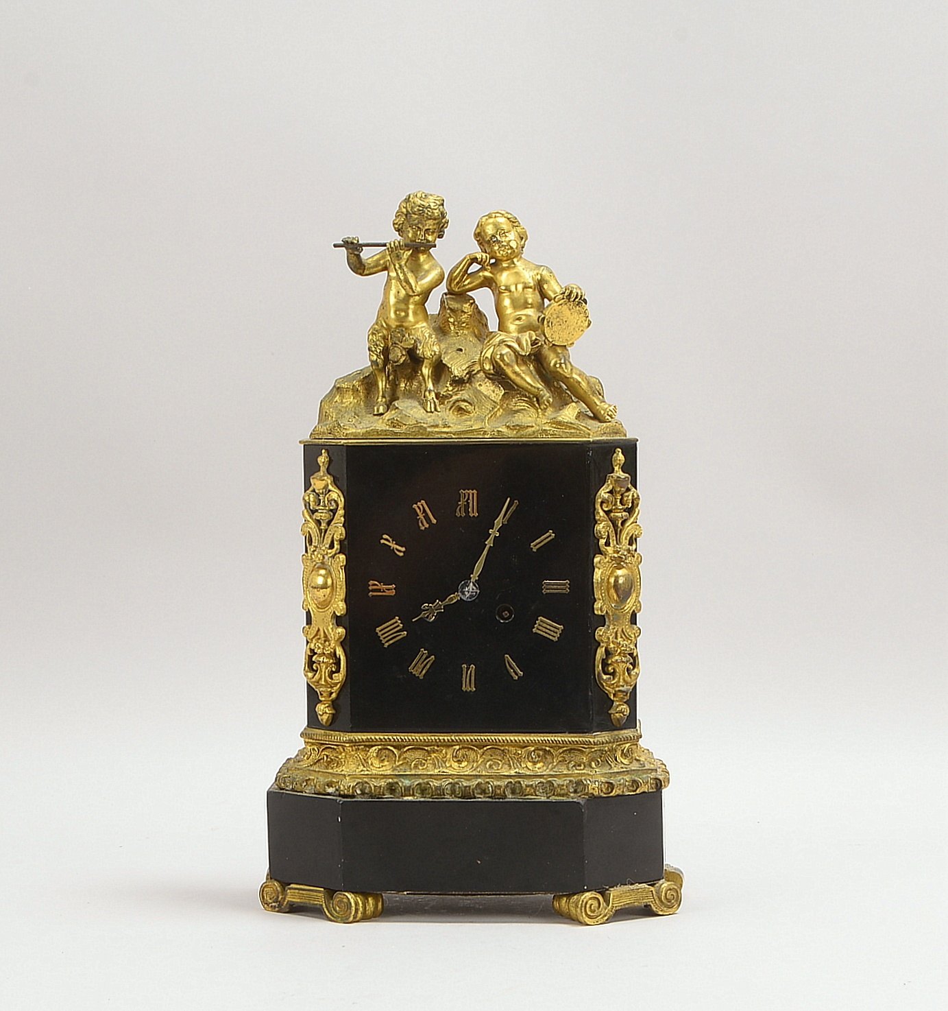 Kaminuhr, Schlag auf Glocke, Stein und Messing-/Bronzeguss, figürl. Bekrönung