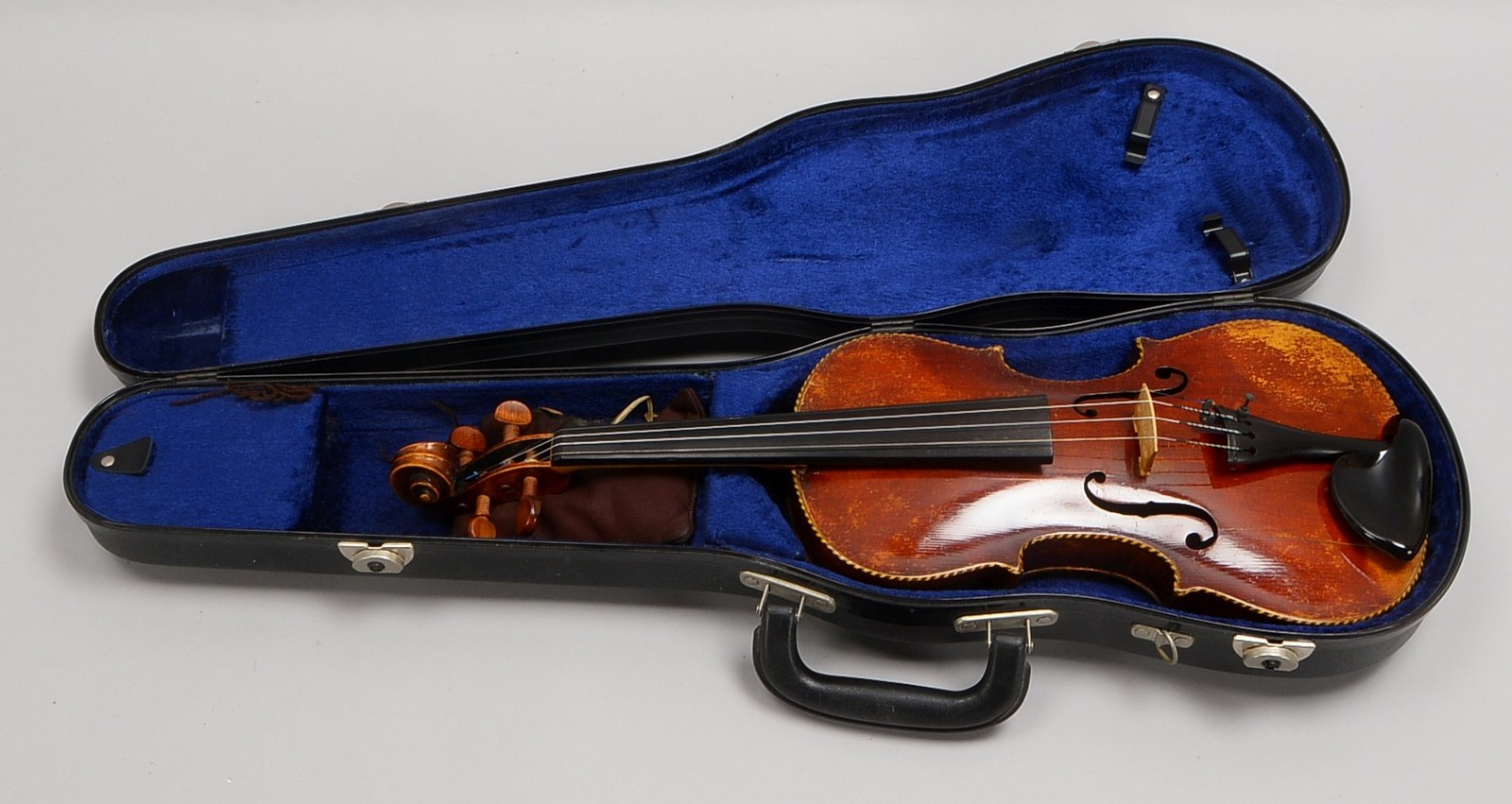 Geige, Innenetikett bez. Michael Klotz/Mittenwald, 1786(?), im Koffer; Länge 59 cm