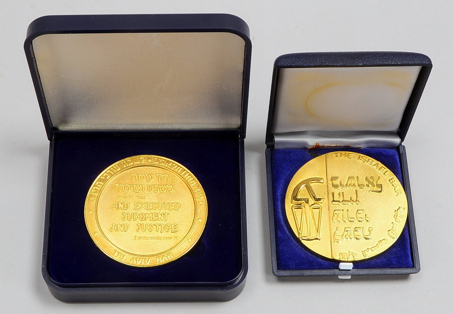 2 Medaillen, Anwaltskammern Israels, arab./hebr. Schrift, vergoldet; Ø 60 mm