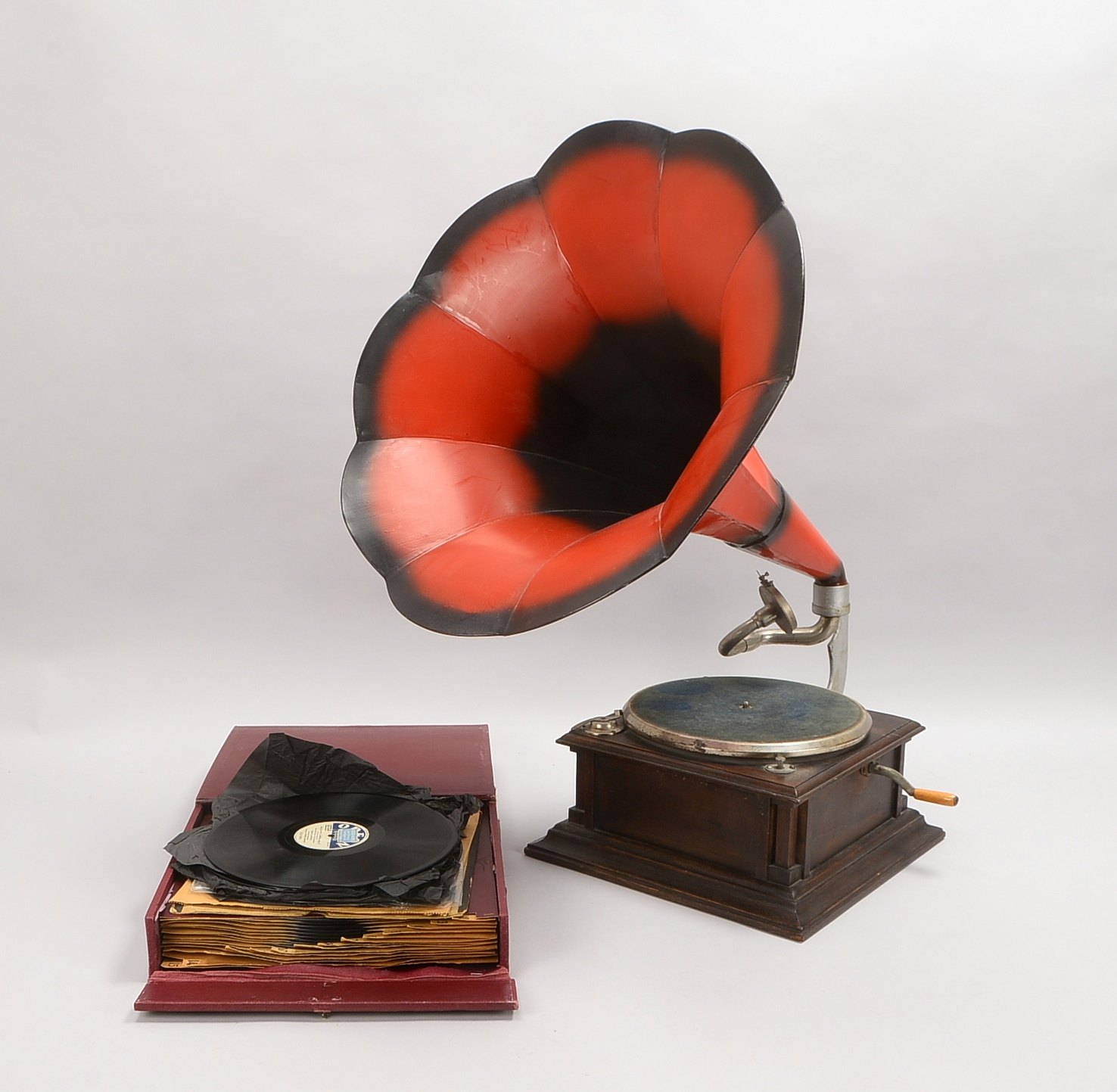 Trichtergrammofon, funktionstüchtig, Höhe/mit Trichter: 78 cm; mit kl. Plattenslg.