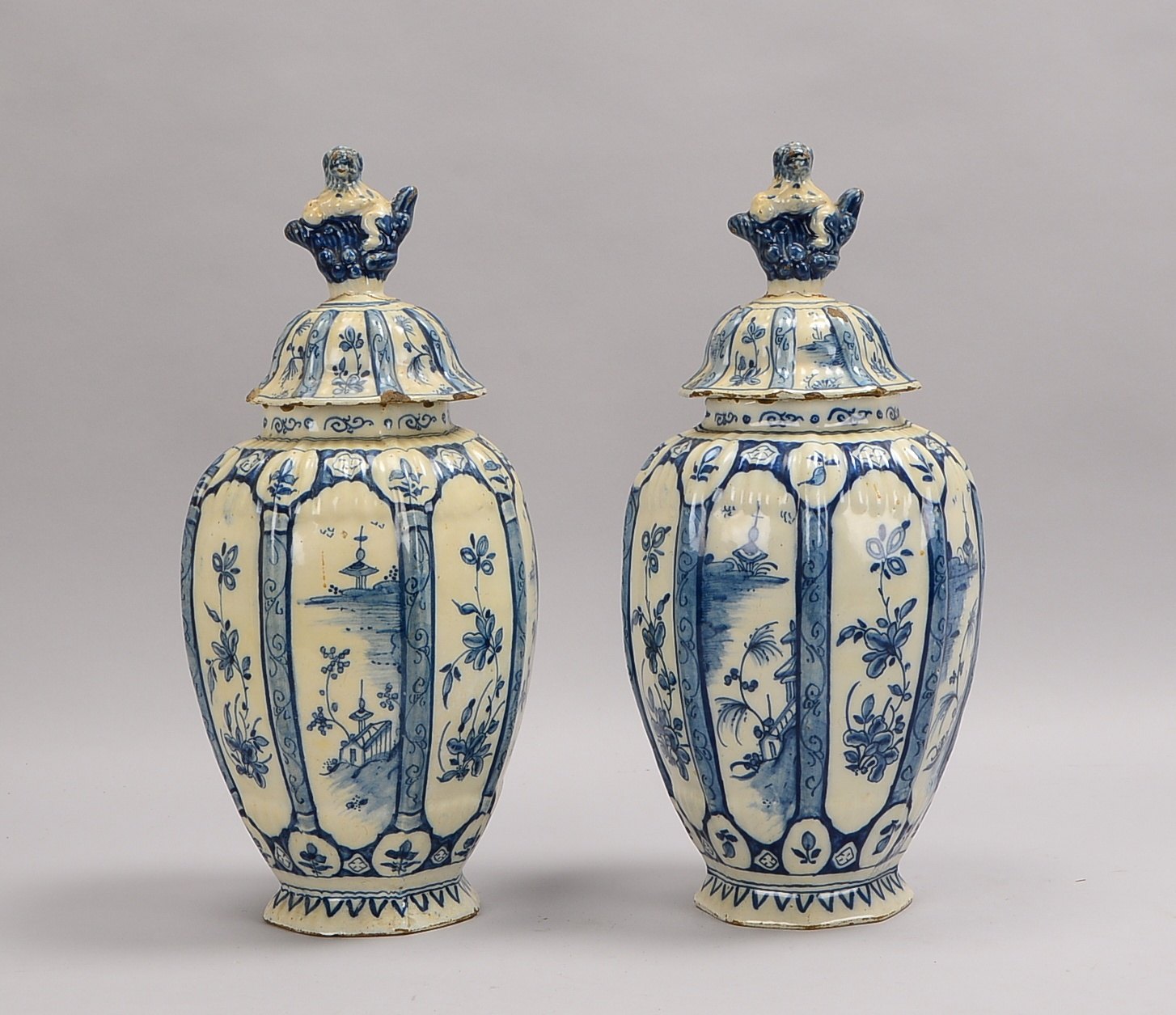 2 Deckelvasen (wohl Delft), Steinzeug mit Landschaftsdekor, Scharffeuerfarben; Höhe 38 cm