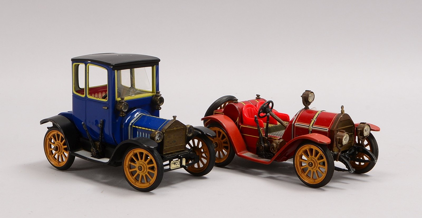2 Modellfahrzeuge, Schuco, mit Schlüsselaufzug: Mercer 1225, und Ford 1227