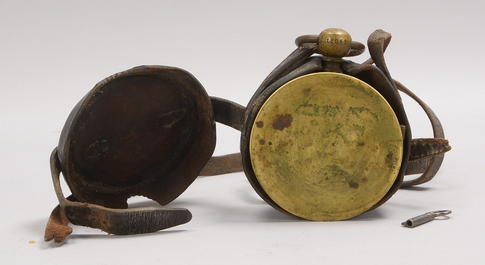 (Mess-)Instrument(?), Messinggehäuse/Klappdeckel, Front mit 2x Schlössern; Ø 9 cm