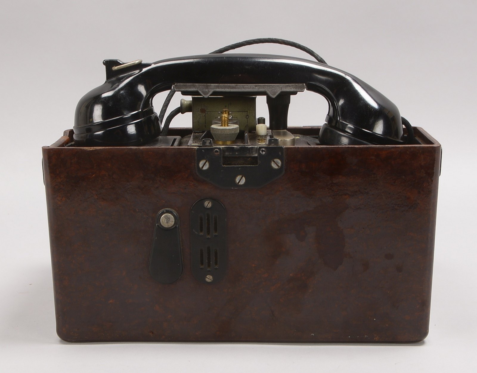 Antikes Feldtelefon, im Bakelit-Gehäuse; Höhe 21,5 cm, Breite 28 cm, Tiefe 10 cm