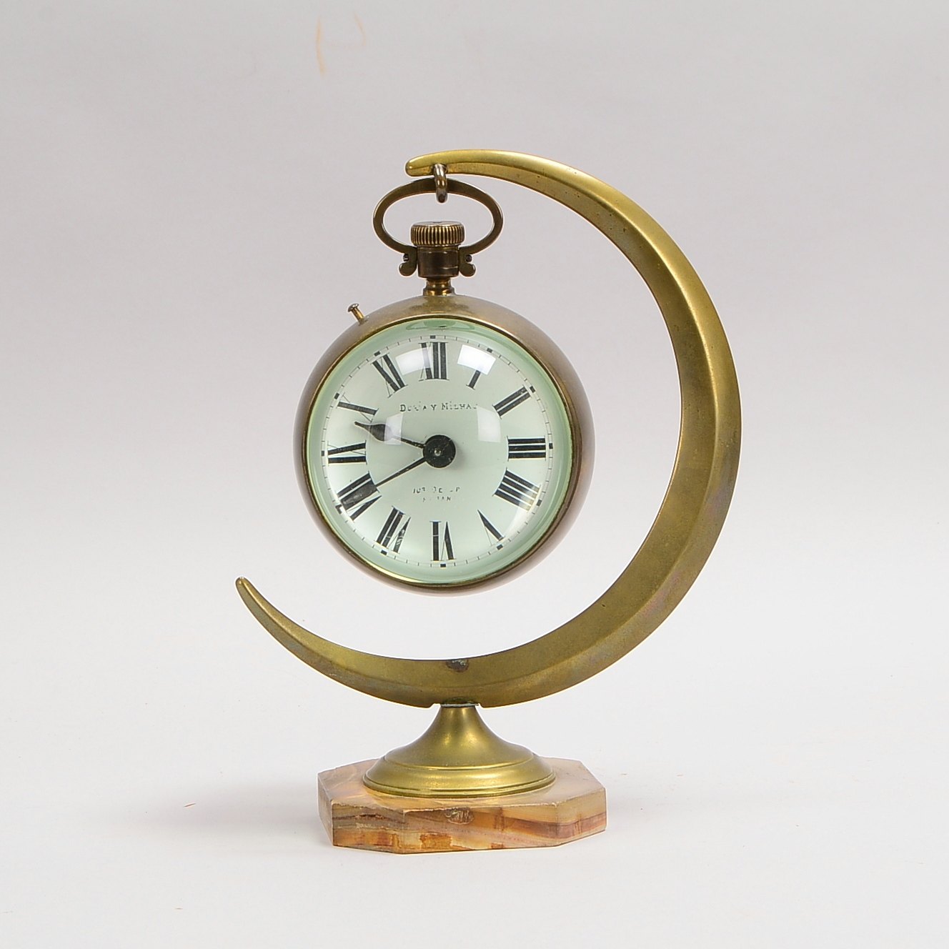Kugeluhr, Messinggehäuse im Ständer (Mondsichel), Lupenverglasung; Höhe 25 cm