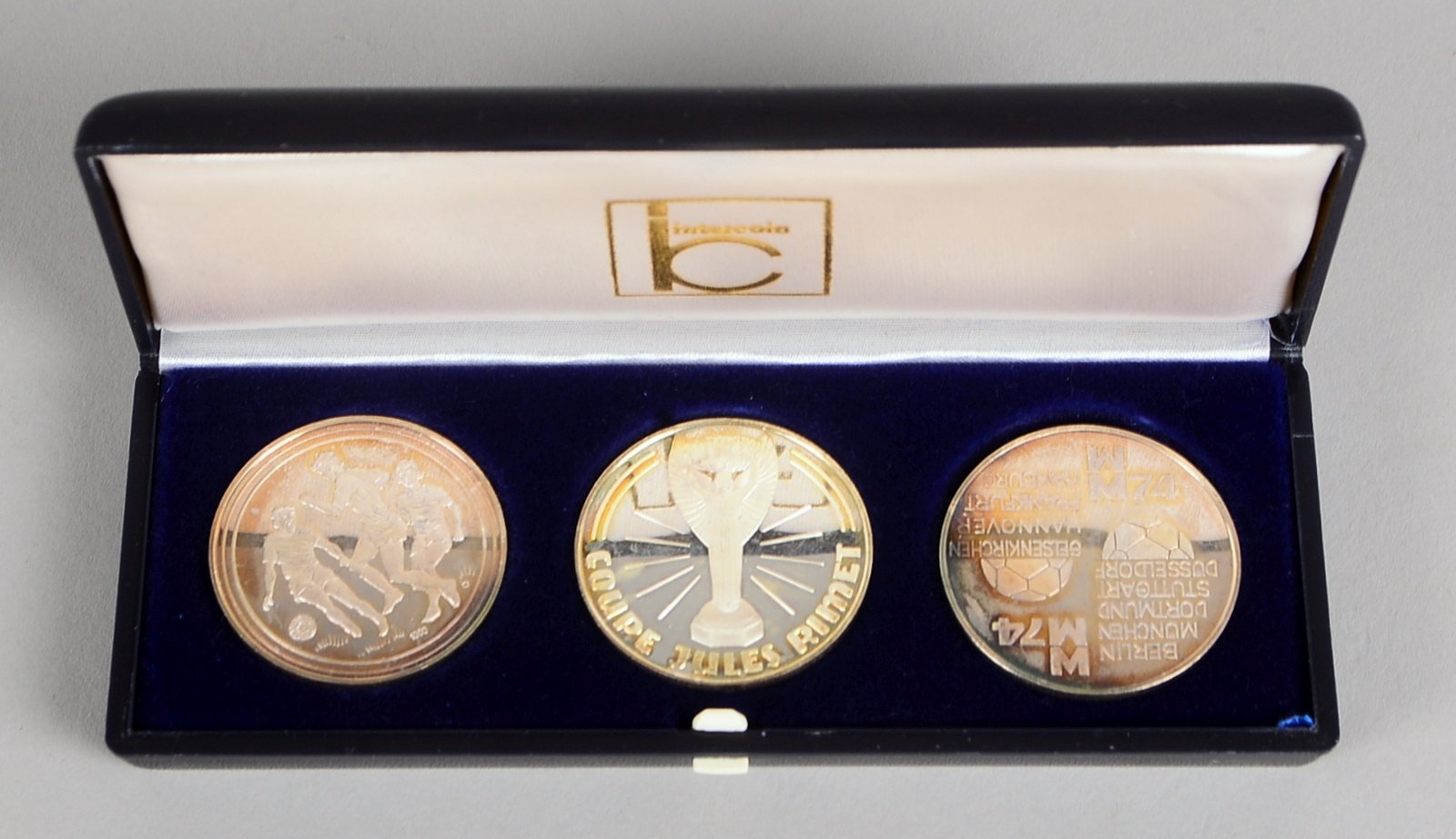 3 Gedenkmünzen, Fußball-WM 1974, 1.000/1.000 Feinsilber, im Etui; Gewicht 45,75 g