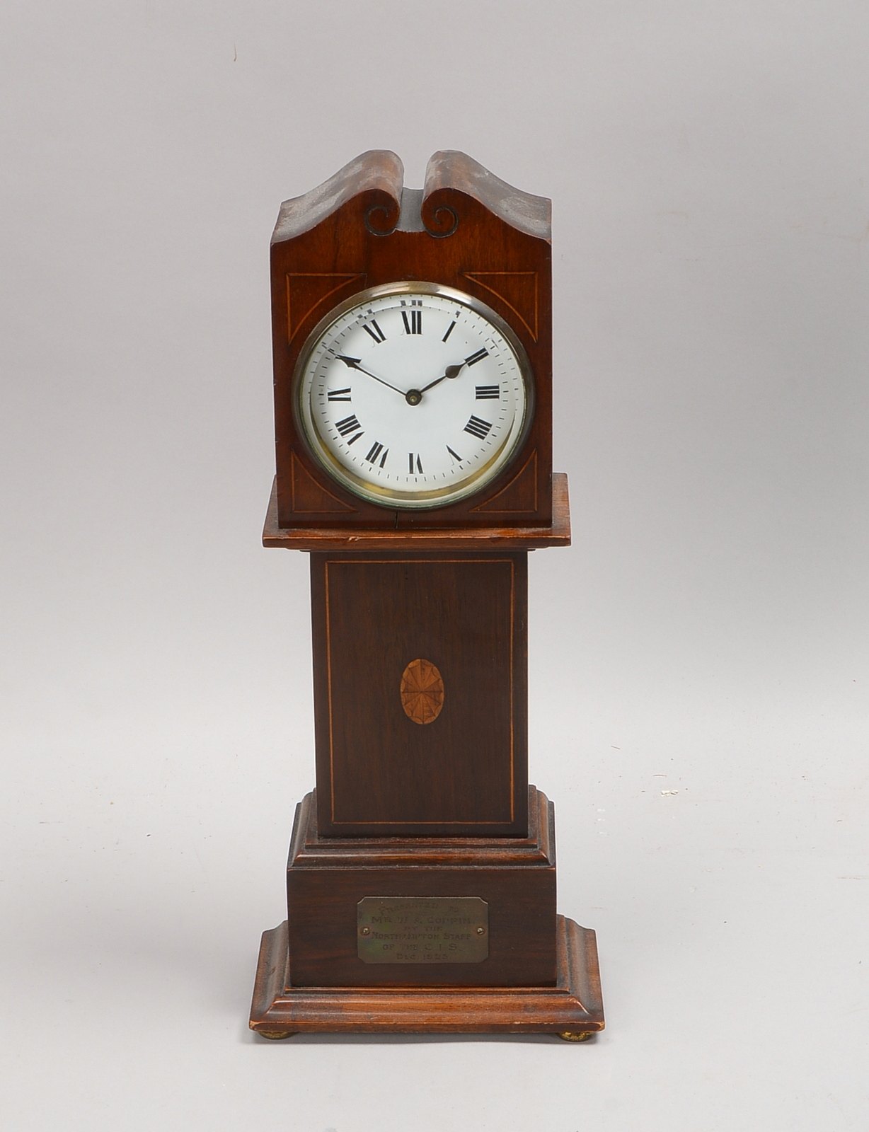 Frz. Kaminuhr, Mahagoni-Gehäuse/Gestaltung wie englische Standuhr; Höhe 38 cm