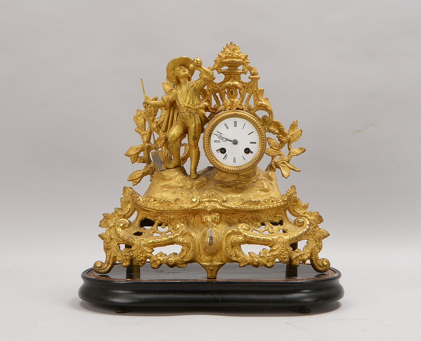 Frz. Kaminuhr, Messingwerk, Schlag auf Glocke, durchbr. Gehäuse, auf Sockel; Höhe 37 cm