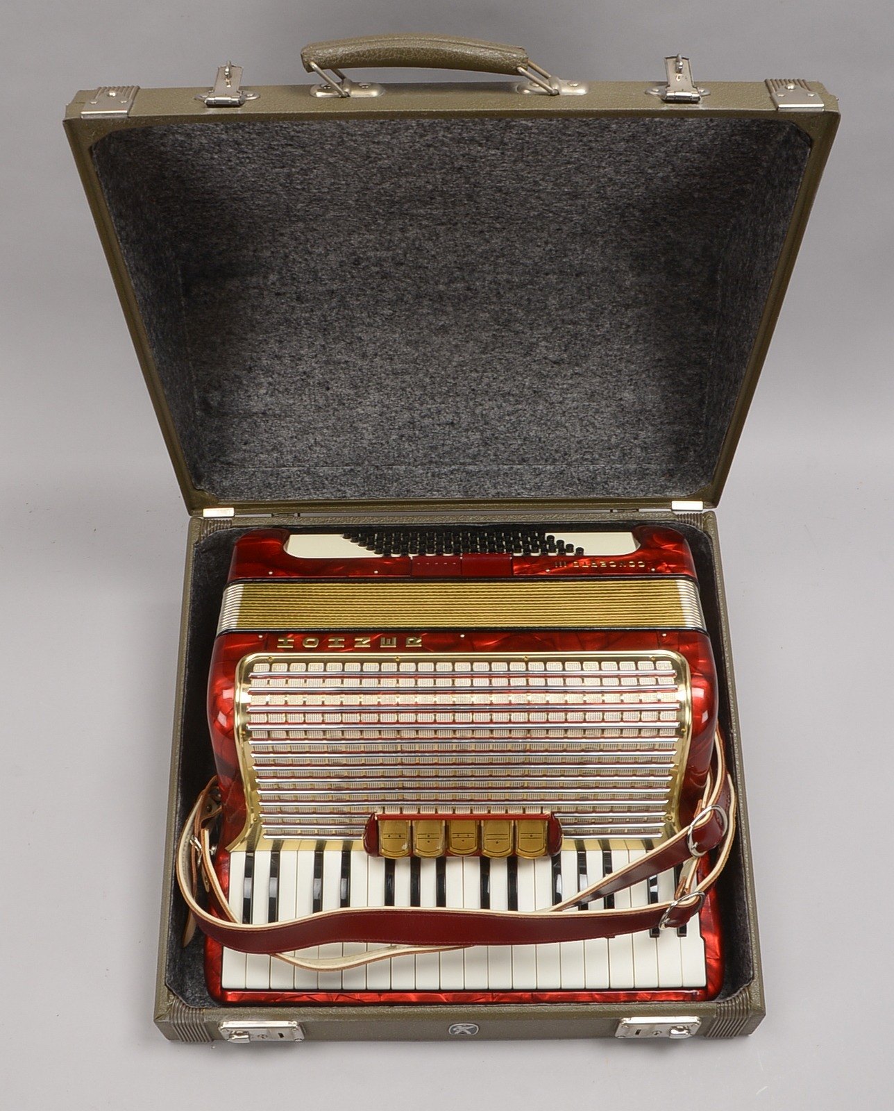 Akkordeon, Hohner Concerto III, sehr gepflegt, im orig. Koffer; Breite 42 cm