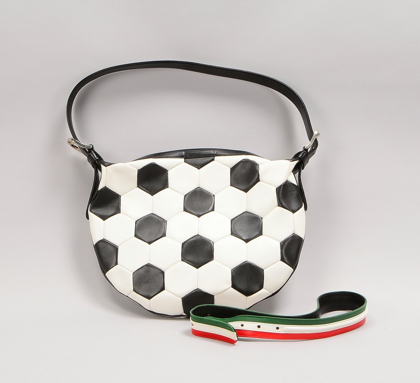 Moschino-Handtasche, Fußball-Optik, Extra-Schulterriemen., gepfl.; Maße 28 x 33 cm