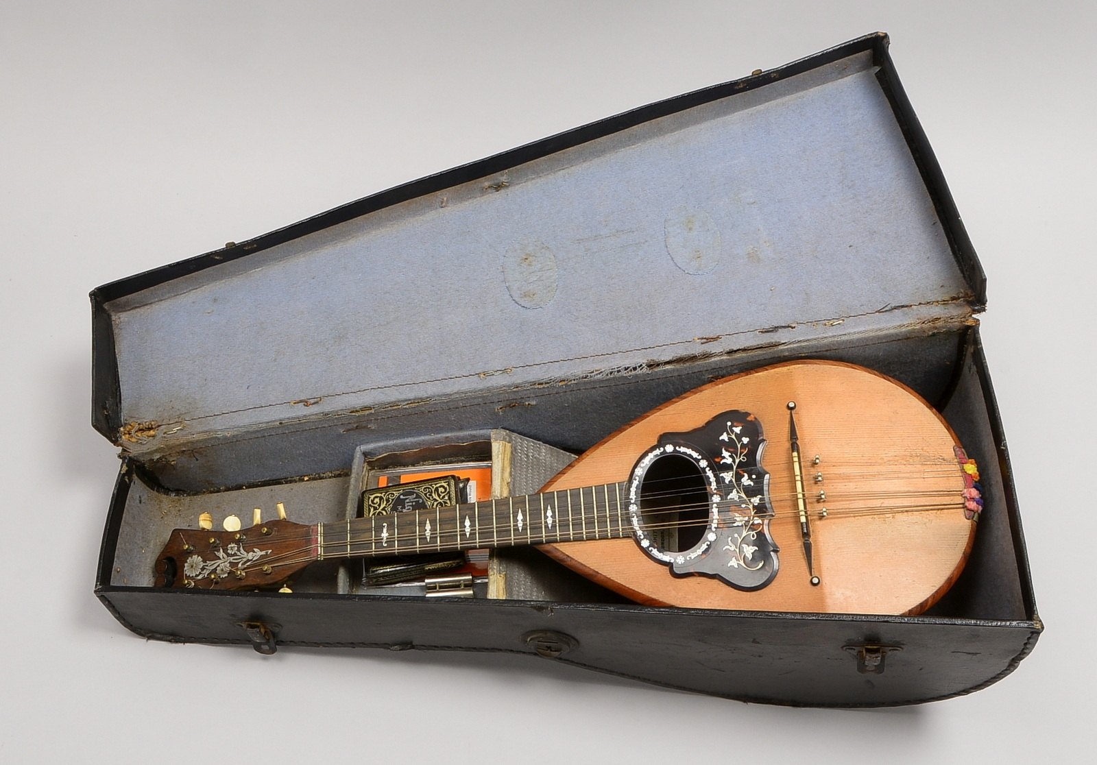 Mandoline, U. Ceccherini/Neapel, sehr hochw. Bauweise, guter Zust.; Länge 60 cm